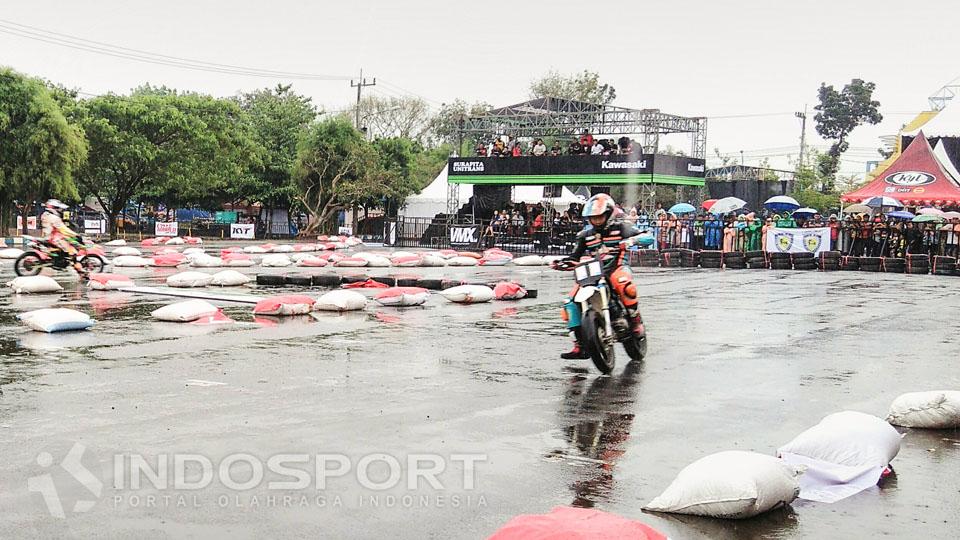 Animo penonton yang hadir di sirkuit parkir luar Stadion Kanjuruhan Malang tergolong tinggi menyaksikan latihan bebas dan kualifikasi pada hari pertama FIM Asia Supermoto Championship, Sabtu (08/10 - INDOSPORT